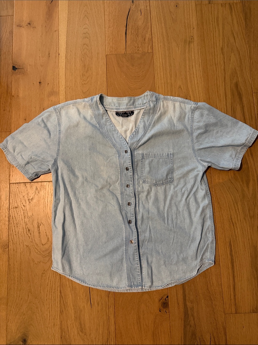 Men's Light Blue Short-Sleeve Denim Button-Down Shirt